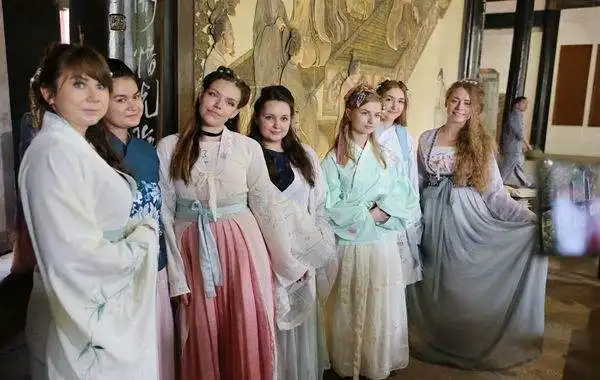 乌克兰汉服美女一脸害羞,但放下手的那刻,瞬间心动