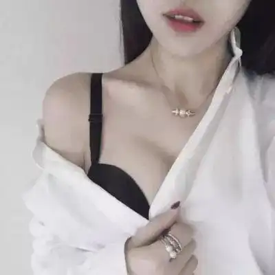 真人头像女生露锁骨性感