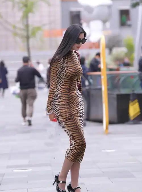 穿豹纹的女人会让你侧目,穿虎纹的美女会把你看呆