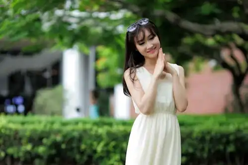 凤栖阁清纯美女林荫下的俏丽美女