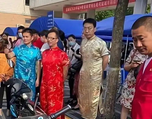 男老师为高考生穿旗袍,气质不输女老师,为了高考实在是太拼了