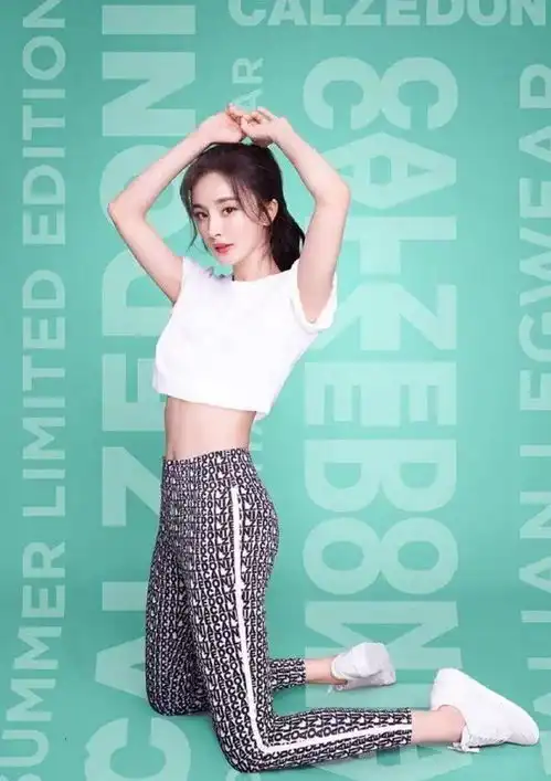 杨幂情商真高,衣品更是超棒穿一件绿色牛仔外套如清新少女