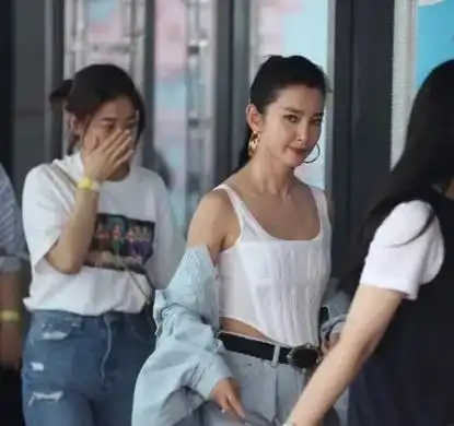 李冰冰太敢穿了,跟赵丽颖同框穿奇特背心,衣服看着太尴尬