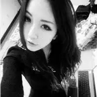 求类似于这样的qq头像女生伤感的,最好是黑白的,稍多点