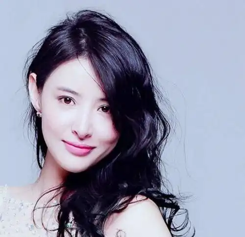 章子怡为16岁继女庆生,小苹果初恋脸动人,汪峰4个孩子她最美