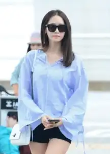 少女时代允儿热裤秀细腿清纯装扮露性感锁骨