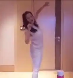 钟丽缇拍婚纱照小12岁张伦硕与继女相处融洽