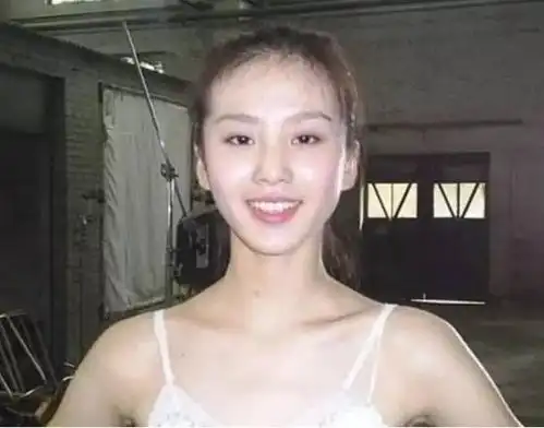 刘诗诗挺大孕肚逛街踏青,吴奇隆全程守护自曝尴尬经历没人追