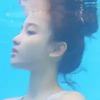 女生沉浸深海唯美伤感头像