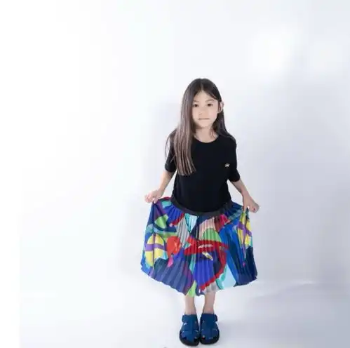 陈冠希夫妇带娃出席活动,女儿穿花裙子超可爱,秦舒培超模范抢眼