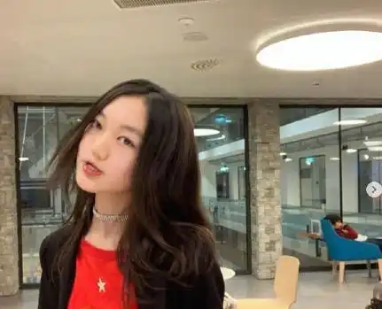 13岁李嫣近照曝光,黑发中分配上红唇略显时尚,小女生终于长大了