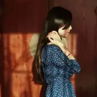 求一女生漂亮头像以及网名和个性签名最好是配套的呵呵