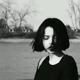 短发欧美女生头像,衣服是鲜艳的颜色