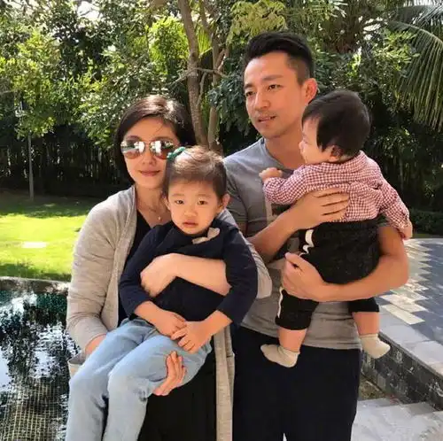 大s短发造型彻底翻车穿白裙老成大妈,长胖不少比汪小菲还壮