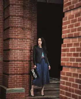 秦岚展现成熟女人魅力红唇性感香肩迷人