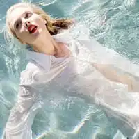 沉浮在水里游泳的唯美女生图片