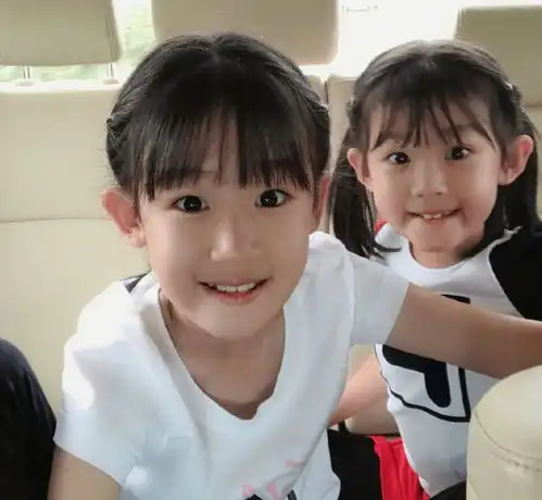 鲍蕾生日获两个女儿手写贺卡,陆毅晒全家福表白,甜喊我的宝宝