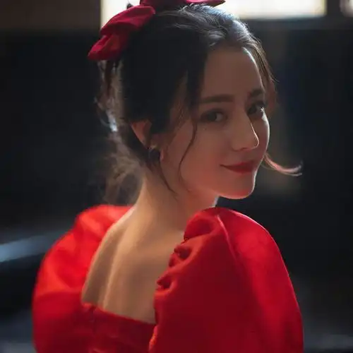 女生脸上有这3个特征,素颜就像化了妆,添一运动锦上添花