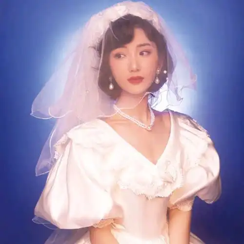 毛晓彤为三丽拍婚纱照,复古港风气质尽显,网友天仙下凡