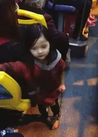 长沙小女孩手拿铁链光脚乘公交疑遭拐卖