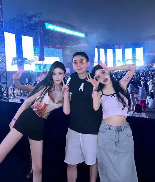 成都太古里偶遇王思聪,穿花衬衣戴墨镜好时尚,新女友颜值遭吐槽