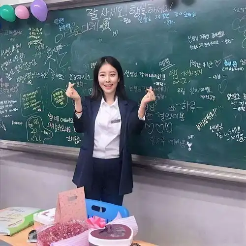因颜值爆表走红的女教师,如同行走中的洋娃娃,蹭课学生络绎不绝