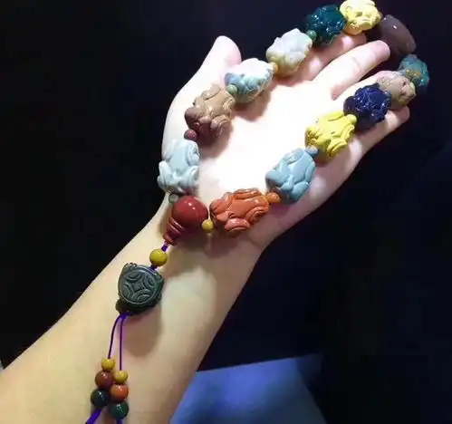 阿拉善玛瑙的色彩是独一无二的,雕刻一串貔貅竟然没有重色的