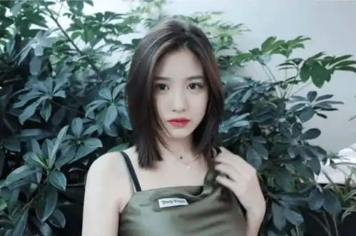 汪峰大女儿又跳舞穿黑色卫衣剪短发颜值惊人