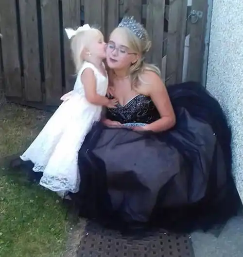 13岁女中学生未婚先孕,带2岁女儿参加毕业舞会回击说她恶心同学