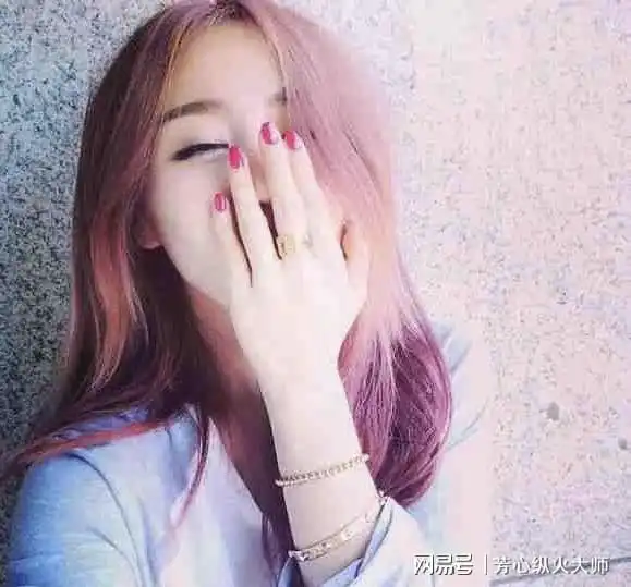 为什么女生总喜欢用手捂住嘴巴