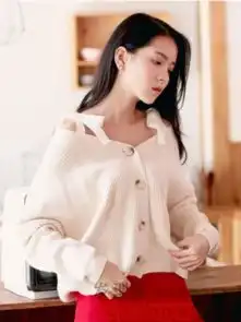 v领衬衫上衣女生微露锁骨初现性感