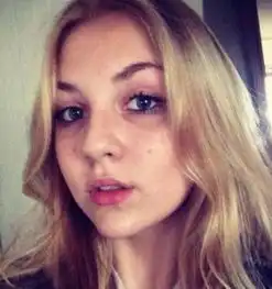 14岁女孩为公益剃掉头发,却因违反校规遭排挤