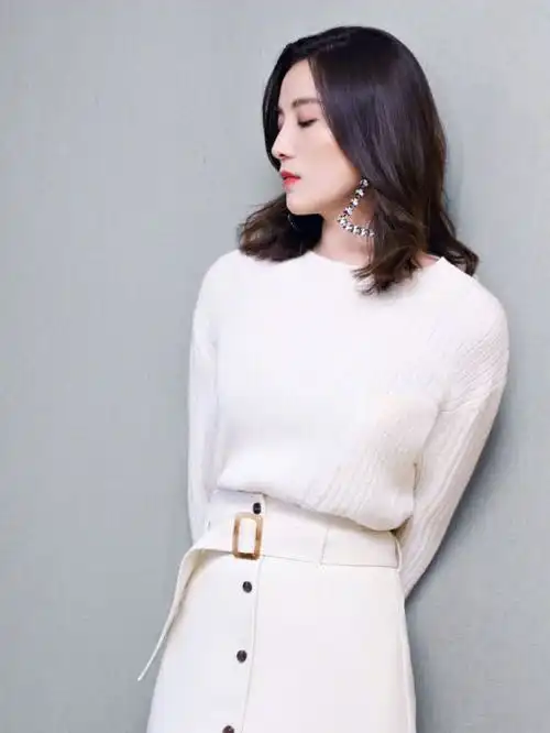 白色毛衣搭配白色半身裙,丝毫不显胖的美女显得好自信,霸气十足