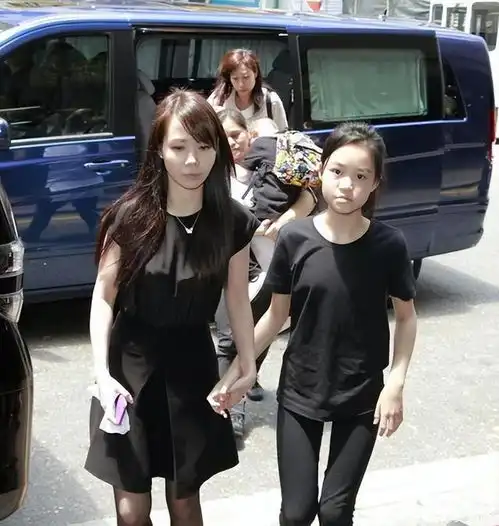 刘銮雄长子晒16岁女儿高清正面照,父女开飞机出国看演出超奢侈
