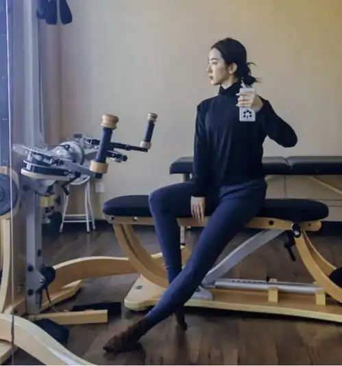 35岁央视李思思素颜健身,对镜自拍腿部修长,脚上棉袜子近2千块