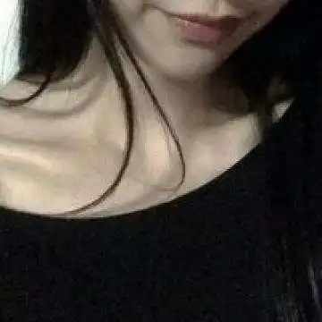 真人头像女生露锁骨半身