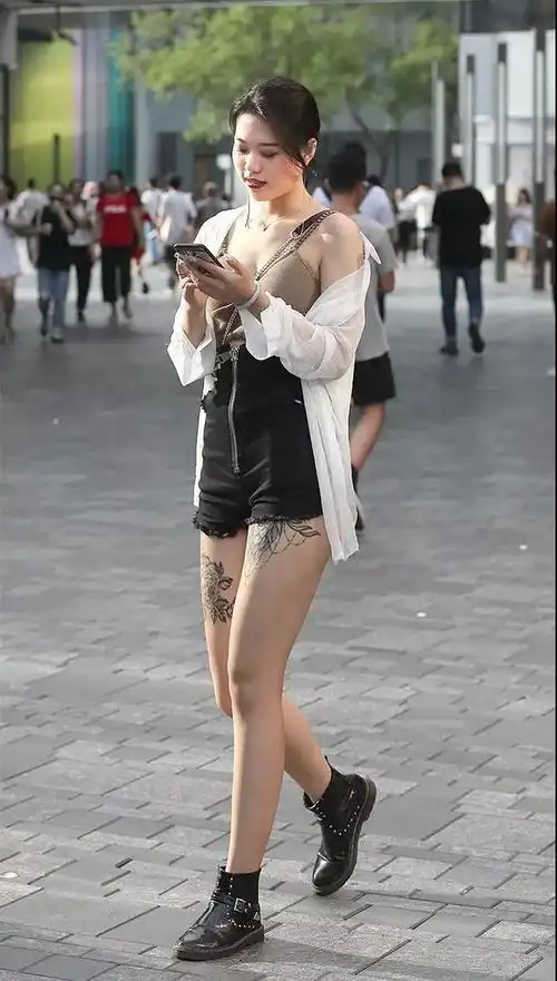 街拍满屏都是长腿香肩美女皮肤质感恰到好处柳枝纹身确实好看