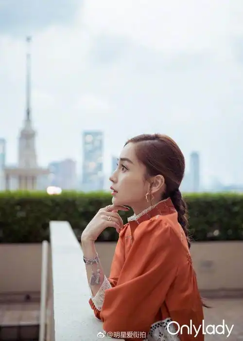 赵丽颖尴尬撞衫baby造型瞬间被秒杀网友这鞋让丽颖老了十岁