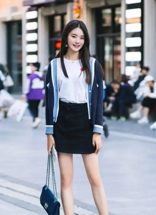 穿仙美衫裙的美女,轻盈雅致又浪漫,外观更显简洁,气质冷艳娇媚