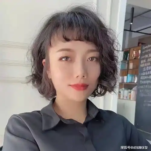 女人过了50岁尽量别留短卷发,推荐9款港风卷发,时髦大气又减龄