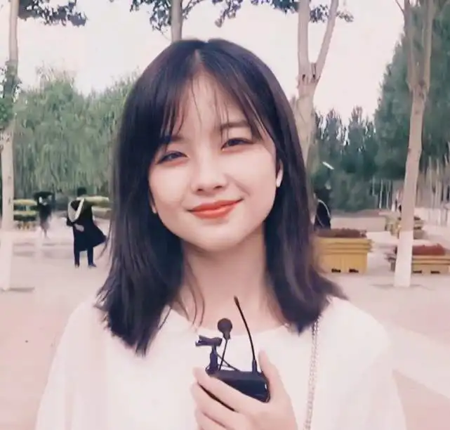 央视小仙女王冰冰,董明珠老板都喜欢的牵她的手