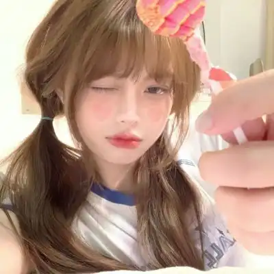 纯欲擦边女生头像赏色