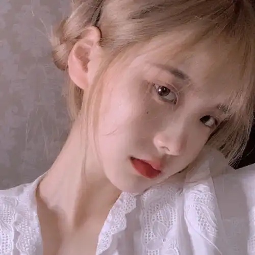 真人女生头像玫瑰即使凋零也高于路边的野花