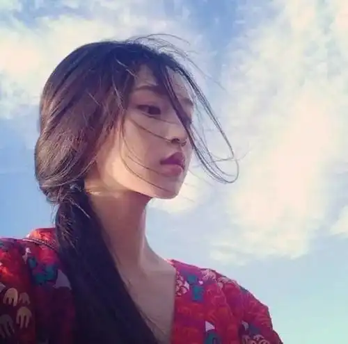 撞破舅舅私密事,他竟把我拉进房间