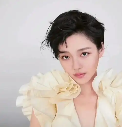 大s剪超短发拍大片,近50岁还立少女人设,生图差别大是农家大婶