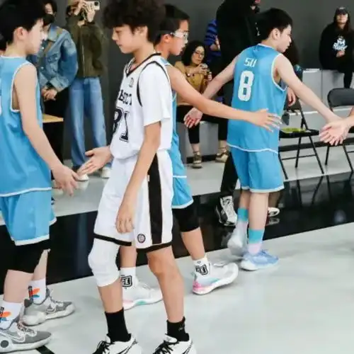 孙俪又陪儿子打篮球比赛,12岁等等羊毛卷发抢镜,高高瘦瘦很帅气