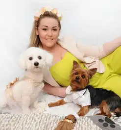 英女子为两只爱犬举办奢华婚礼