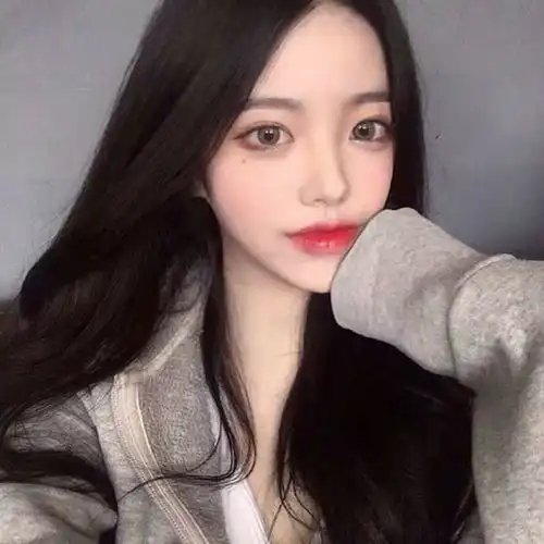 咬唇忍笑