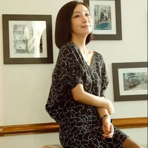 秦海璐终于回归本性,黑色丝袜搭配碎花连衣裙秒变大妈