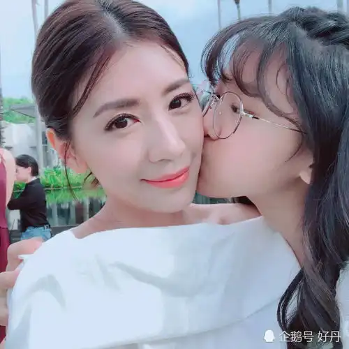 梧桐妹亲吻贾静雯,曝婚礼美照直言妈妈这次嫁对人